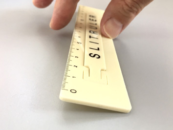 定規のピックアップは裏端が４５°面取りされたマーカー側を指先で押し込む事でテコの作用が働き目盛側が浮き上がりスムーズな作業ができます。ずれない定規,滑らない定規,固定も移動も自在にできる定規,レトロ定規,non-slip ruler
